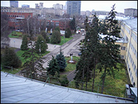 Красное здание в центре (за деревьями) — корпус № 2. Здание с двумя башенками (вдали) — НПО «Алмаз» (ноябрь 2004 г.).