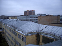 Корпус № 3 (жёлтый), за ним виднеется зона «Б» ГУКа (серая), далее — жилой дом (ул. Врубеля, д. 8; 2004 г.). Справа — фрагмент ДК МАИ (здание бежевого кирпича, 1961 г.) (ноябрь 2004 г.).