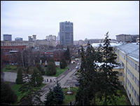 Ритуальная площадь МАИ. Красное здание — корпус № 2. На заднем плане в центре — «Гидропроект» (ноябрь 2004 г.).